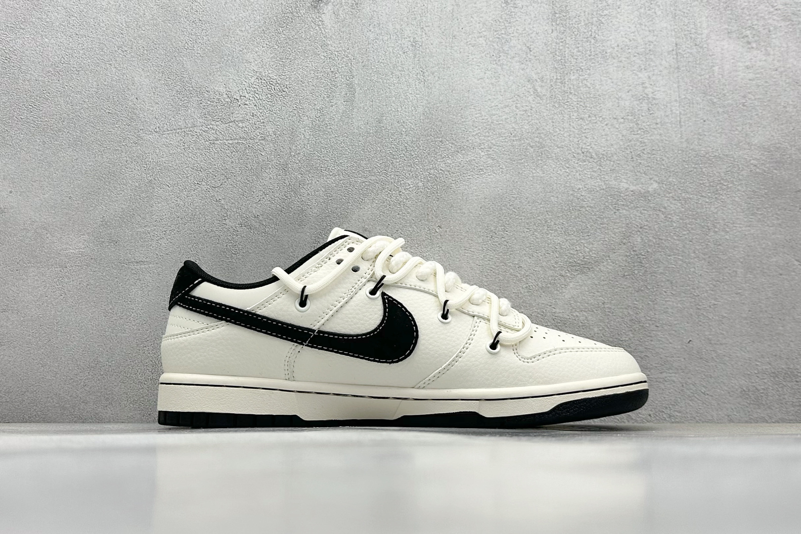  终端放店
XC版 Nike SB Dunk Low Sup系列 绑带米白黑勾 周年高端定制 低帮休闲板