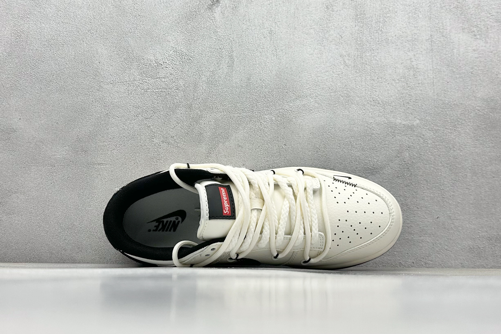  终端放店
XC版 Nike SB Dunk Low Sup系列 绑带米白黑勾 周年高端定制 低帮休闲板
