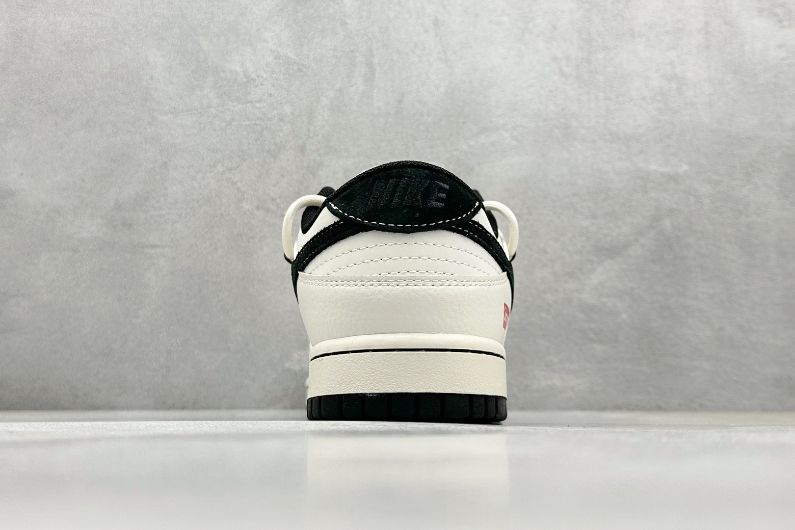  终端放店
XC版 Nike SB Dunk Low Sup系列 绑带米白黑勾 周年高端定制 低帮休闲板