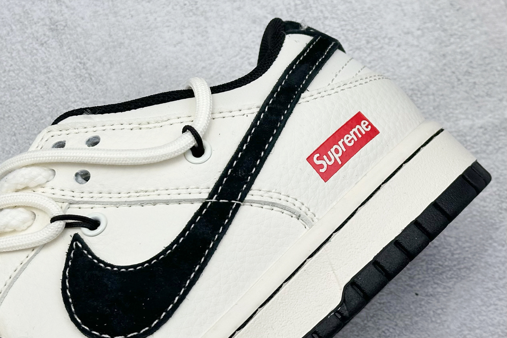 终端放店
XC版 Nike SB Dunk Low Sup系列 绑带米白黑勾 周年高端定制 低帮休闲板