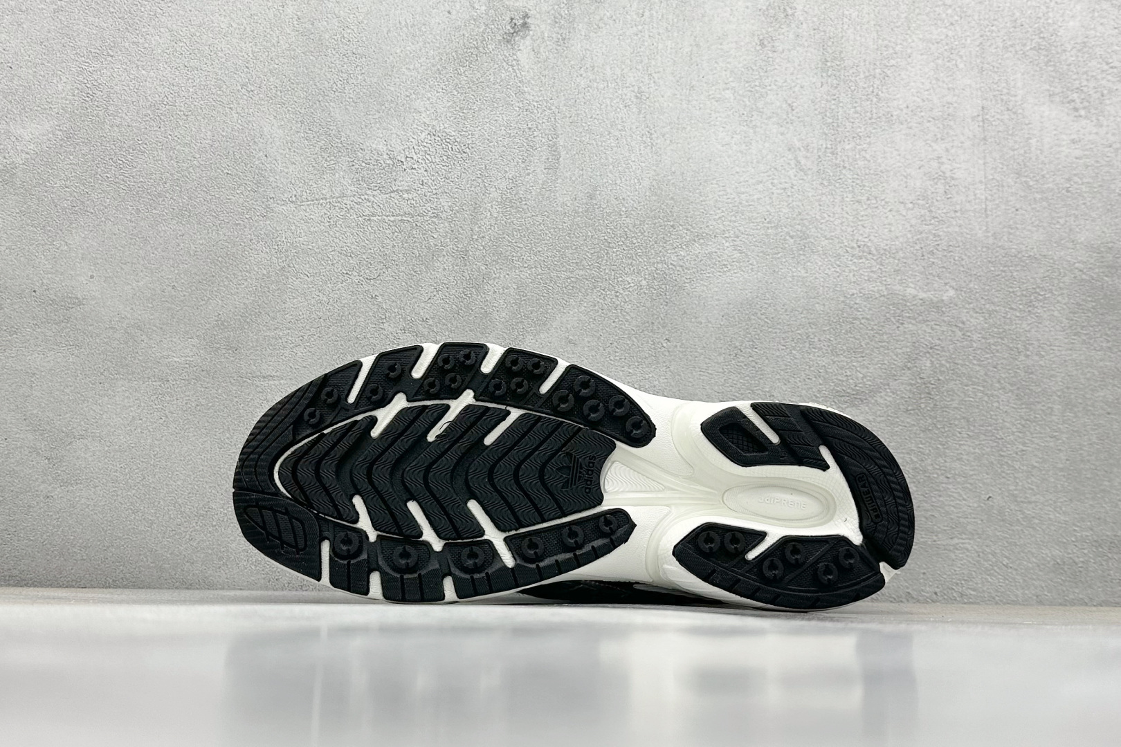  
X版 SFTM x AD Originals Adistar Cushion 
复古前卫科技休闲运动