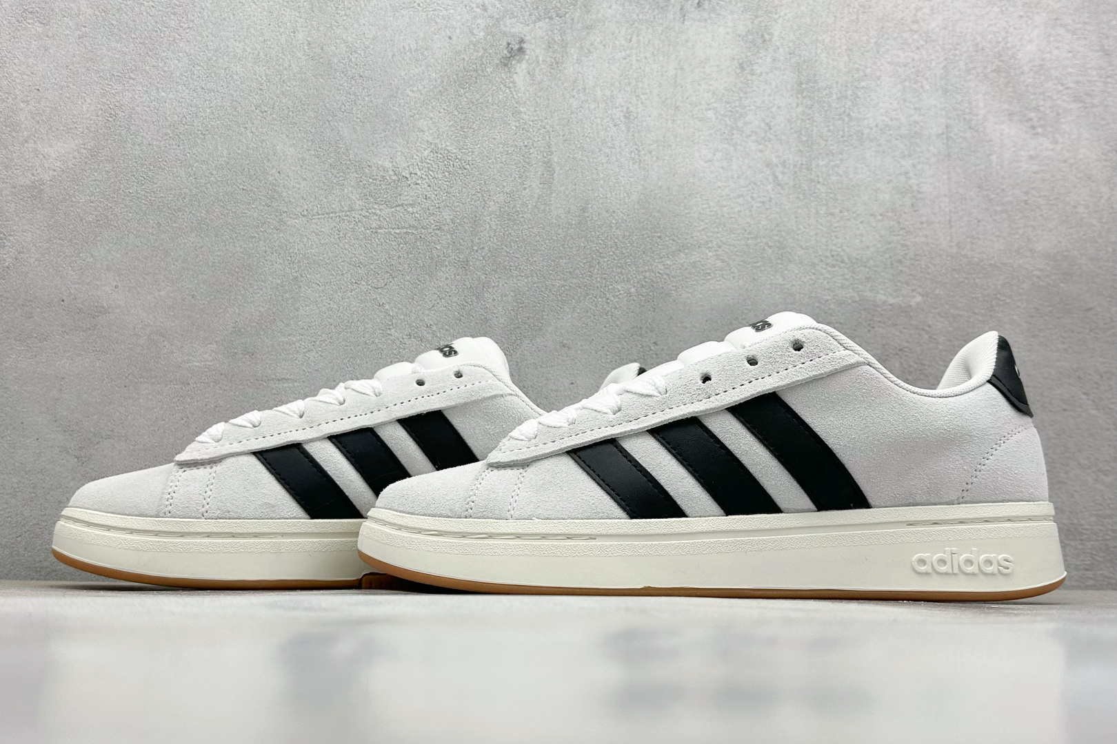  
Adidas GRAND COURT ALPHA 白色
复古潮流休闲面包鞋 原装纯原级
生生不息的经