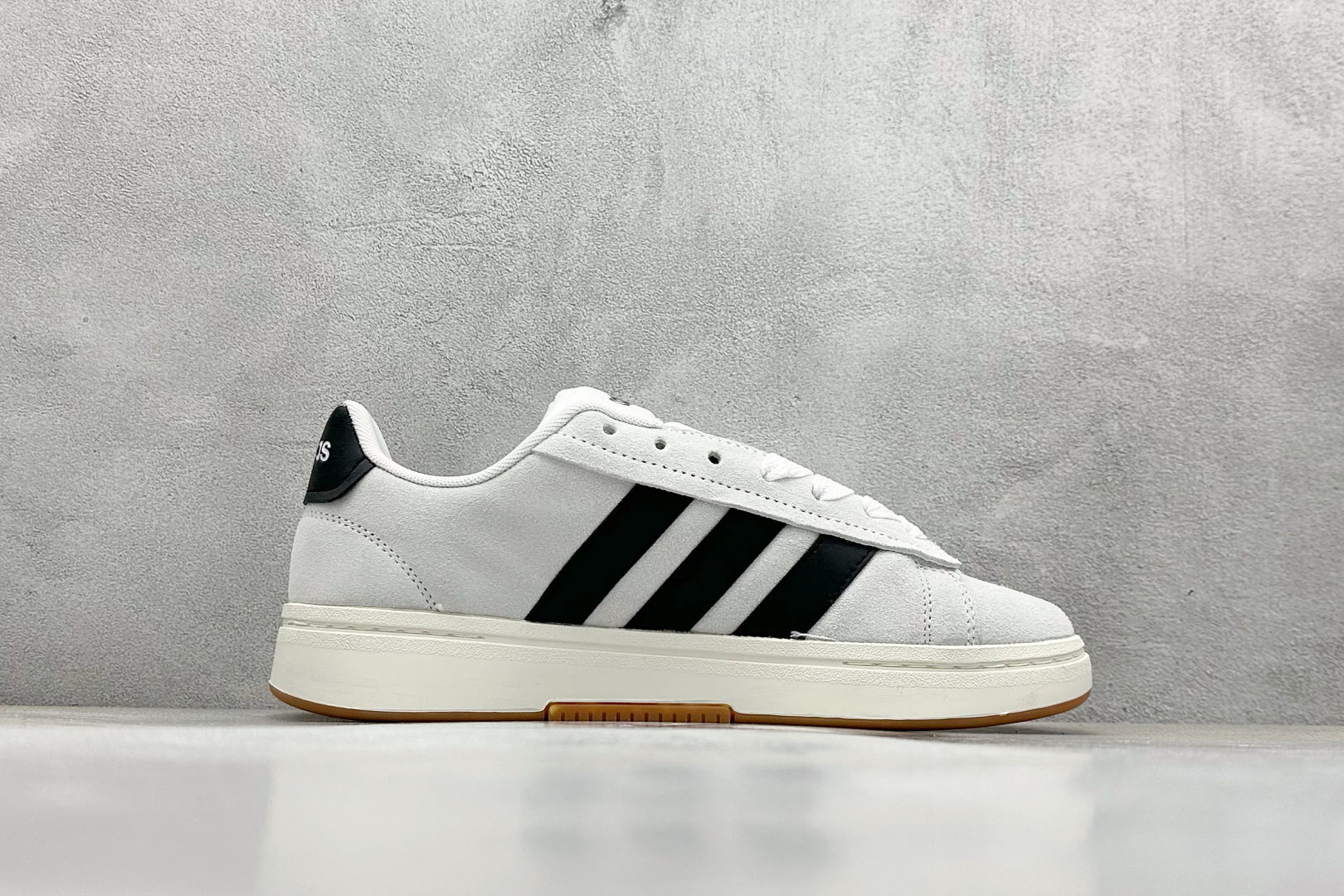  
Adidas GRAND COURT ALPHA 白色
复古潮流休闲面包鞋 原装纯原级
生生不息的经