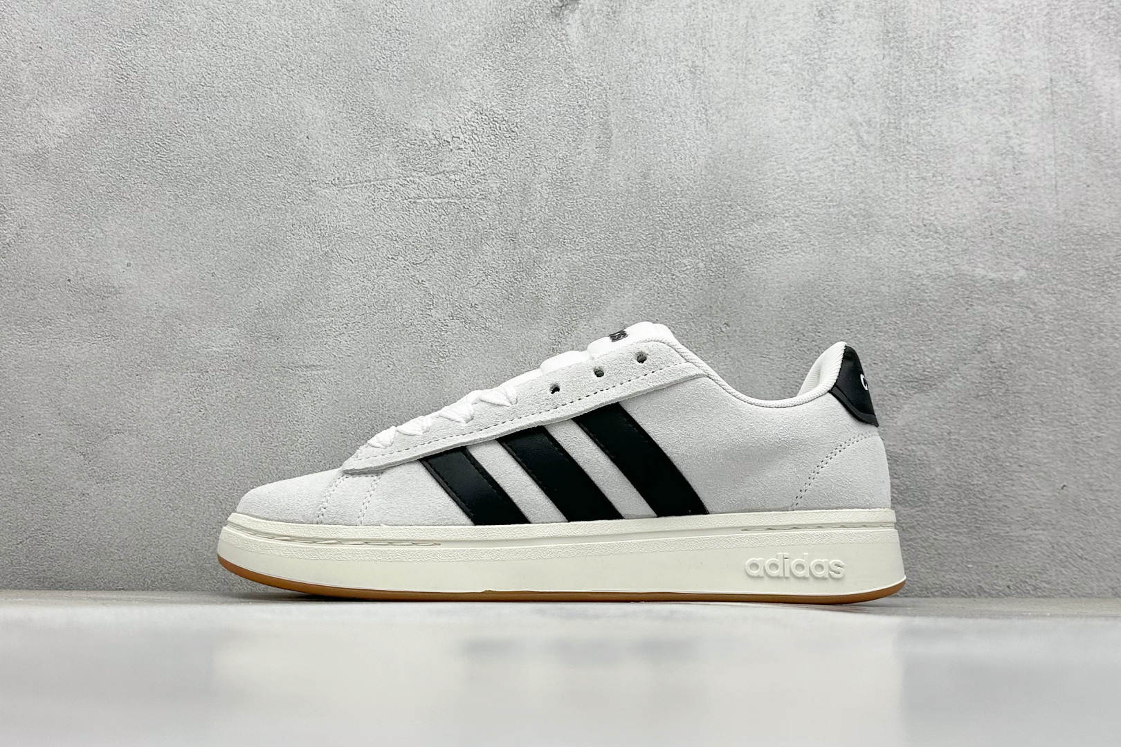  
Adidas GRAND COURT ALPHA 白色
复古潮流休闲面包鞋 原装纯原级
生生不息的经