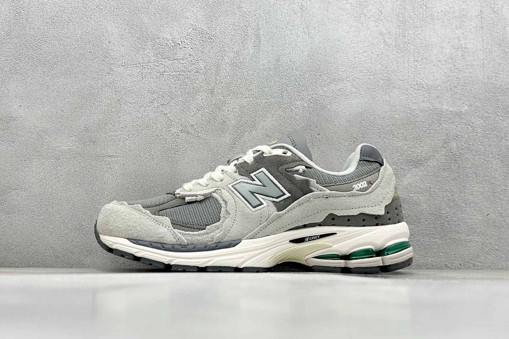 福利特价 
New Balance 2002 复古休闲跑步鞋
#鞋款延续了经典科技，升级版N-ERGY