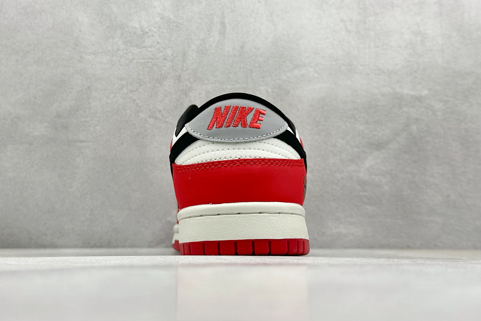  
Nike SB Dunk Low x OFF-WHITE 白红黑小钩
纯原大厂出品 极力推荐
原装头