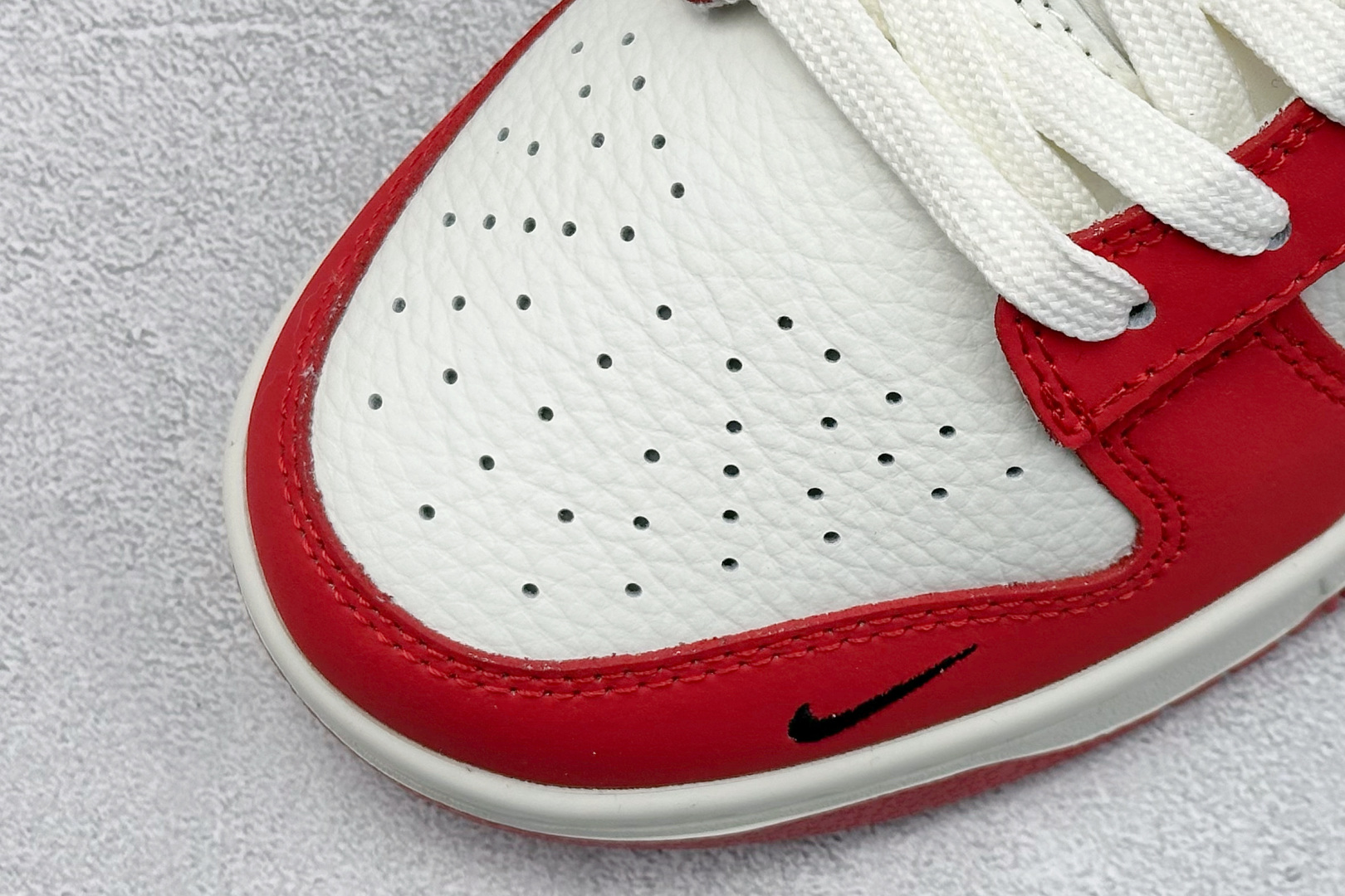  
Nike SB Dunk Low x OFF-WHITE 白红黑小钩
纯原大厂出品 极力推荐
原装头
