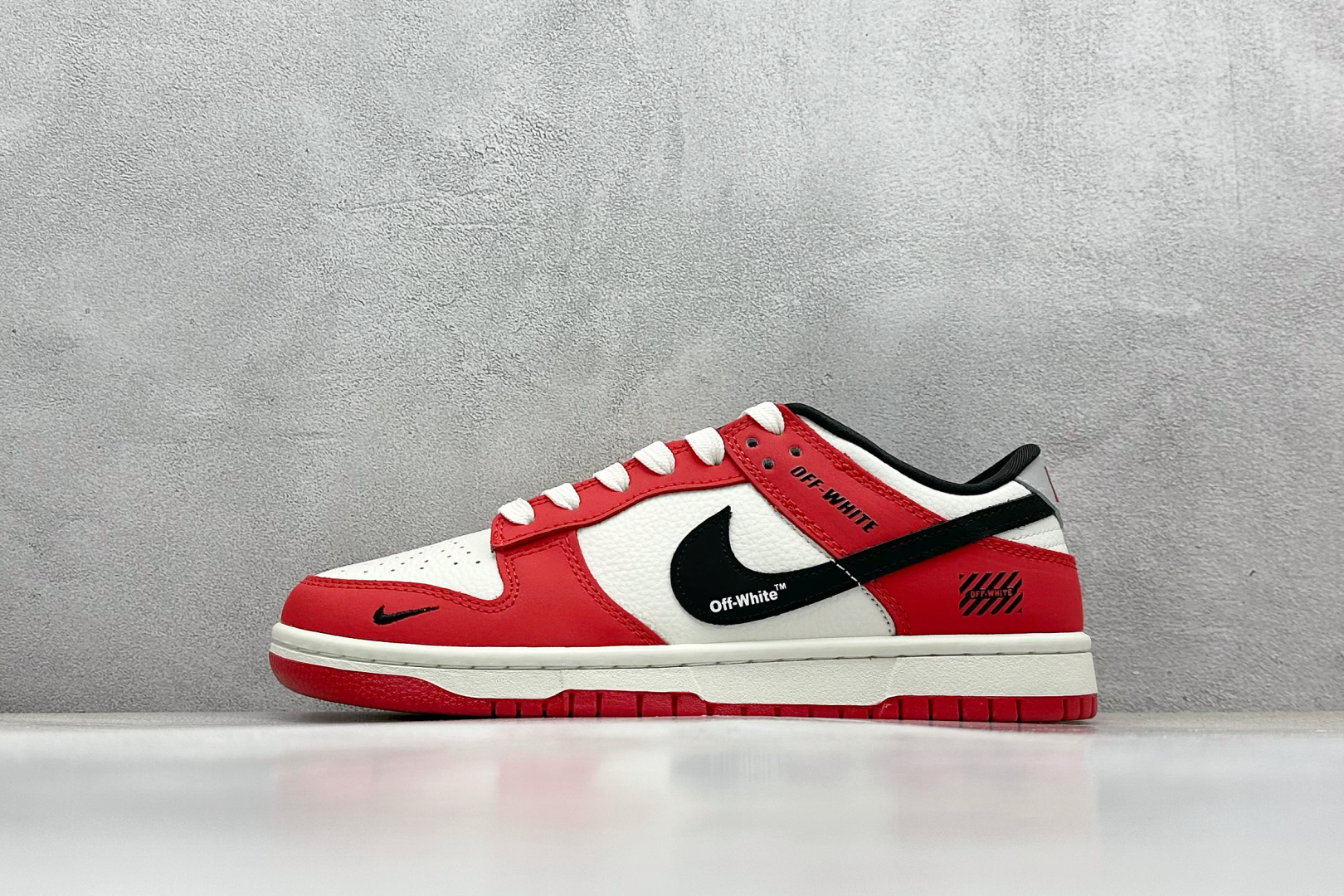  
Nike SB Dunk Low x OFF-WHITE 白红黑小钩
纯原大厂出品 极力推荐
原装头