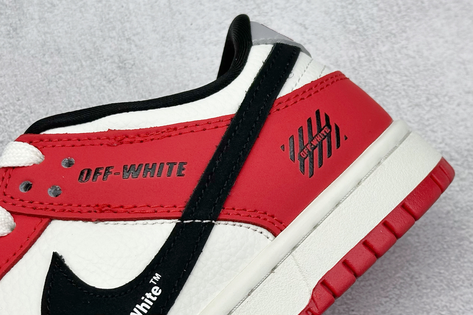  
Nike SB Dunk Low x OFF-WHITE 白红黑小钩
纯原大厂出品 极力推荐
原装头