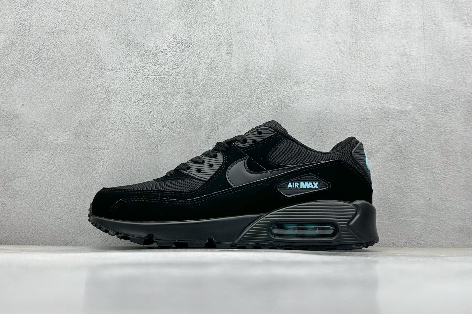  
Nike Air Max 90 耐克复古气垫跑鞋 

货号：HV6224-001
尺码：36 36
