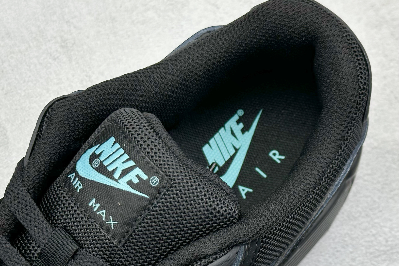  
Nike Air Max 90 耐克复古气垫跑鞋 

货号：HV6224-001
尺码：36 36
