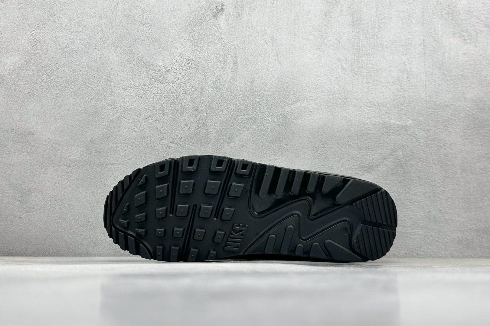  
Nike Air Max 90 耐克复古气垫跑鞋 

货号：HQ3817-001
尺码：36 36