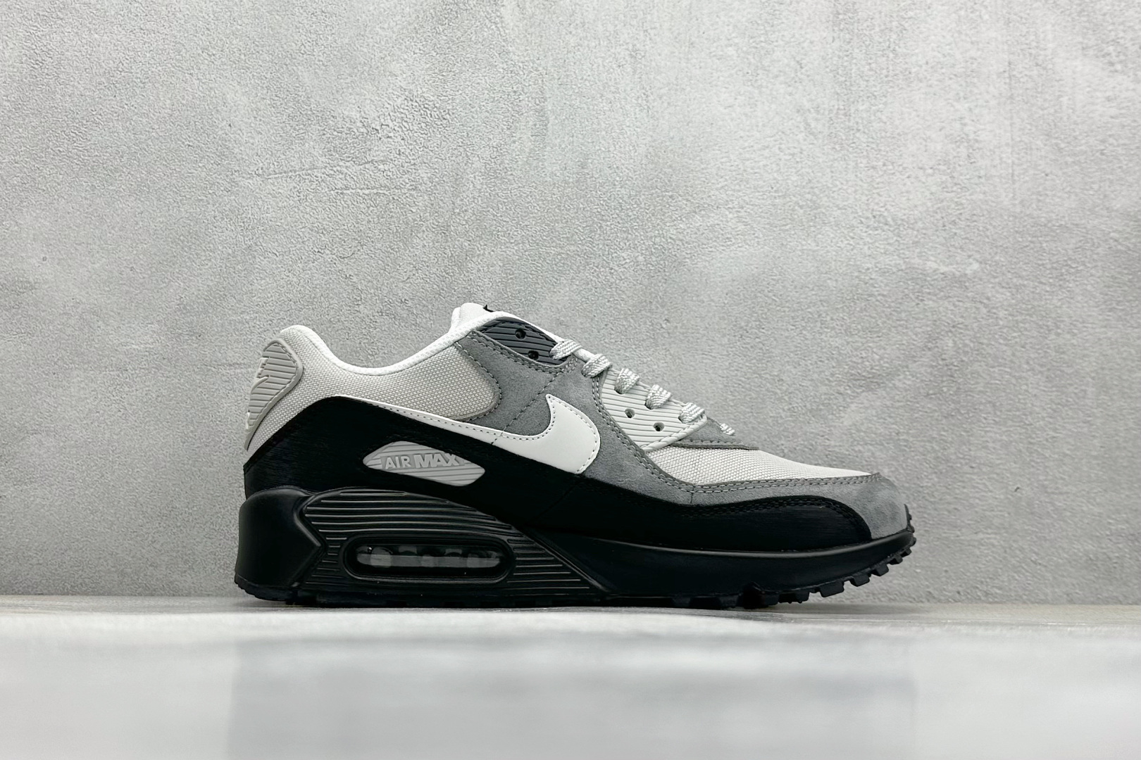  
Nike Air Max 90 耐克复古气垫跑鞋 

货号：HQ3817-001
尺码：36 36