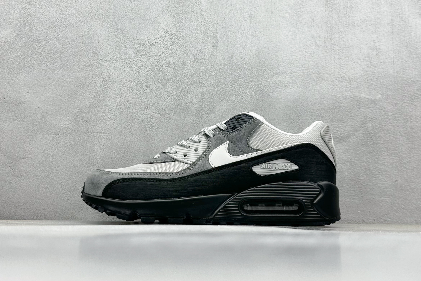  
Nike Air Max 90 耐克复古气垫跑鞋 

货号：HQ3817-001
尺码：36 36