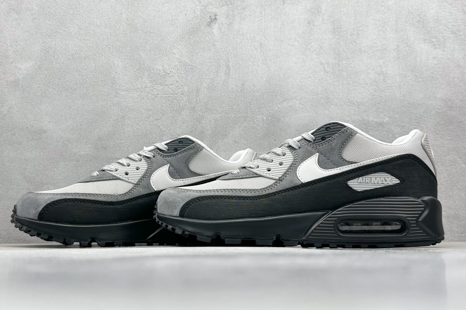  
Nike Air Max 90 耐克复古气垫跑鞋 

货号：HQ3817-001
尺码：36 36