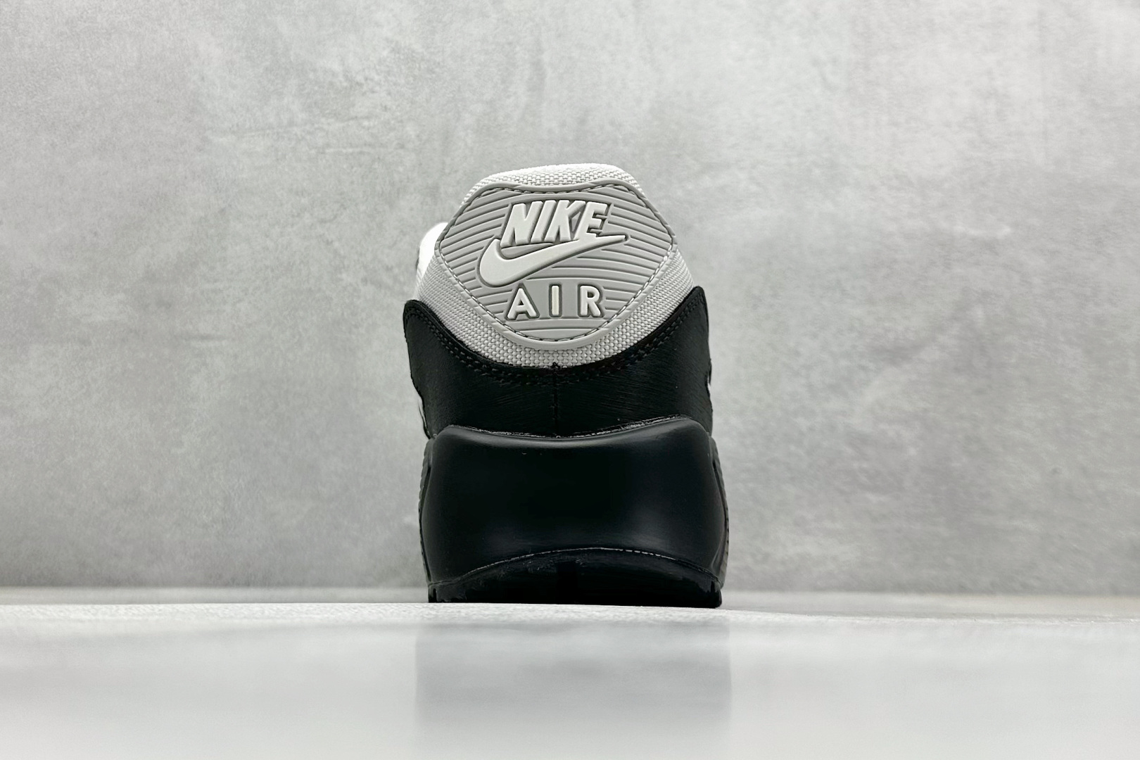  
Nike Air Max 90 耐克复古气垫跑鞋 

货号：HQ3817-001
尺码：36 36