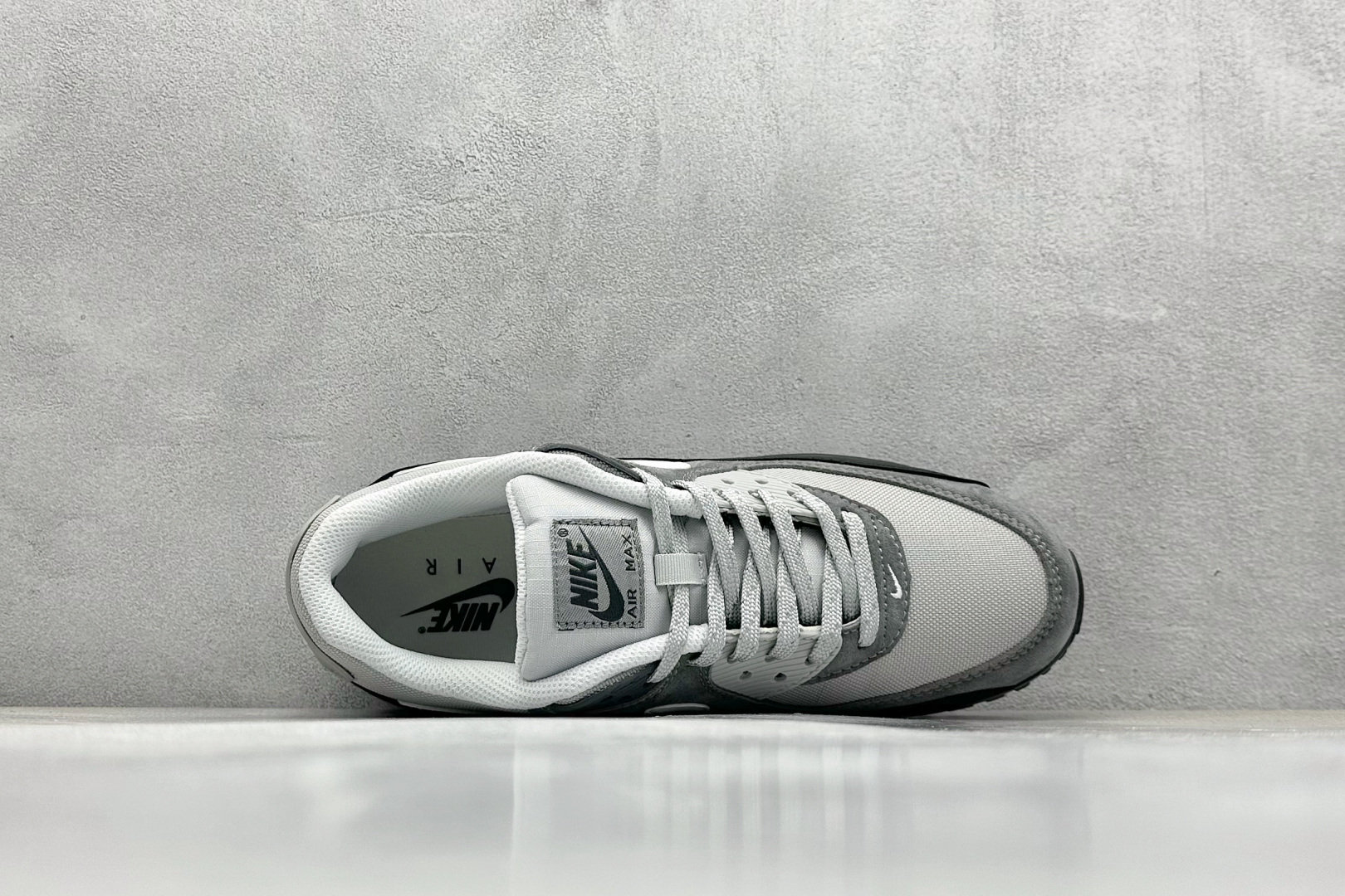  
Nike Air Max 90 耐克复古气垫跑鞋 

货号：HQ3817-001
尺码：36 36