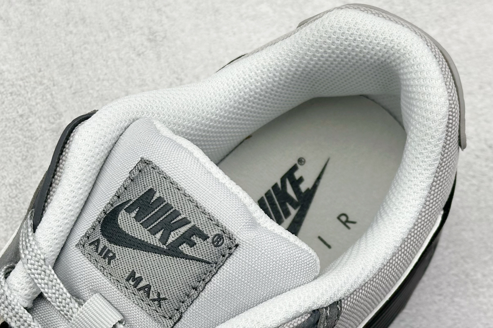  
Nike Air Max 90 耐克复古气垫跑鞋 

货号：HQ3817-001
尺码：36 36