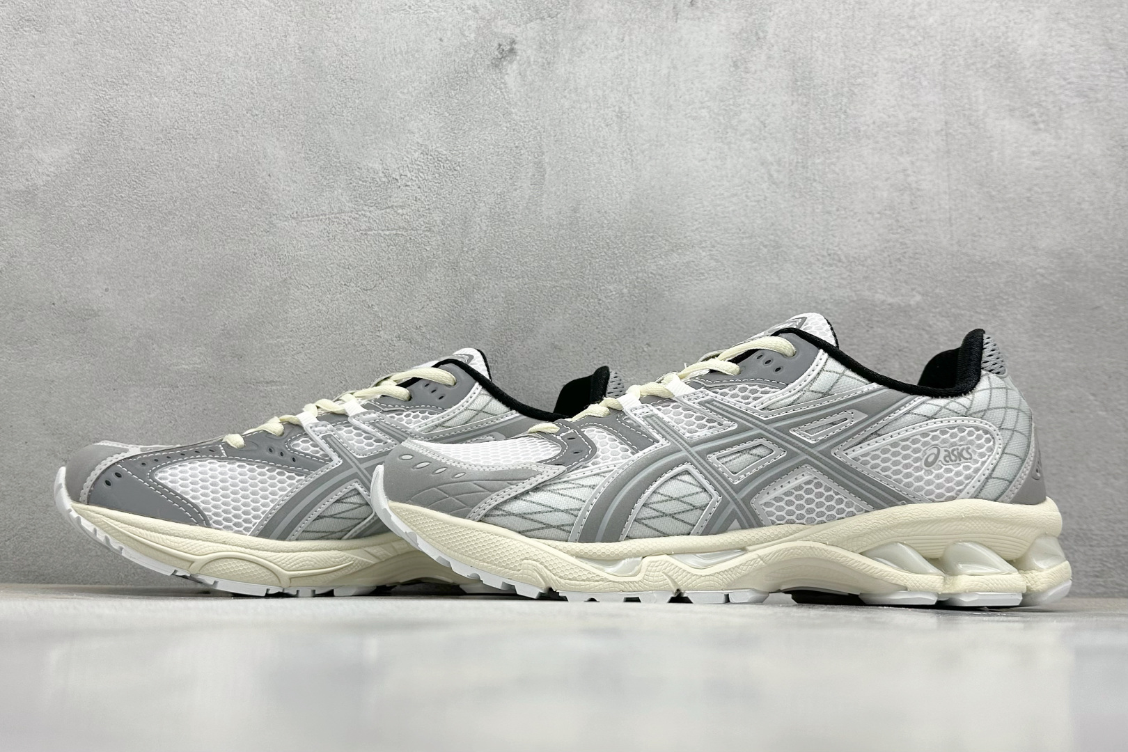  
Asics Gel-Nimbus 10.1 亚瑟士复古透气休闲鞋缓震男子耐磨跑步鞋
#鞋面采用无缝
