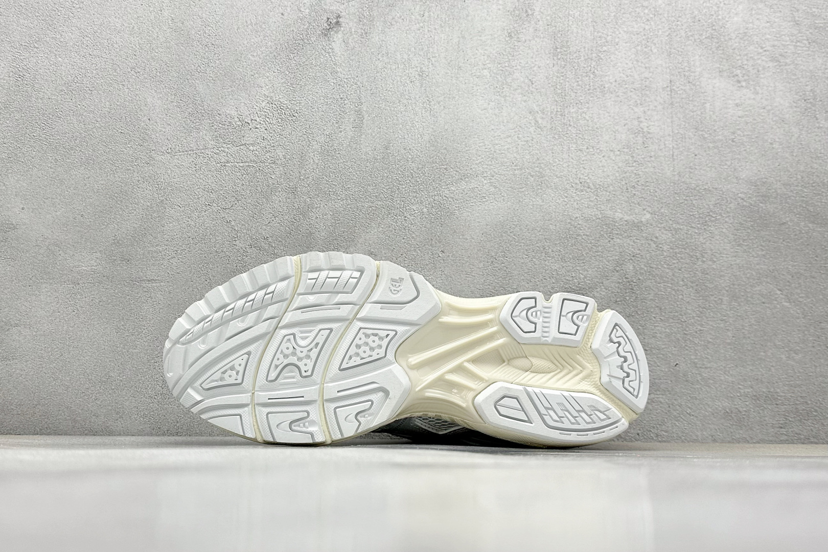  
Asics Gel-Nimbus 10.1 亚瑟士复古透气休闲鞋缓震男子耐磨跑步鞋
#鞋面采用无缝
