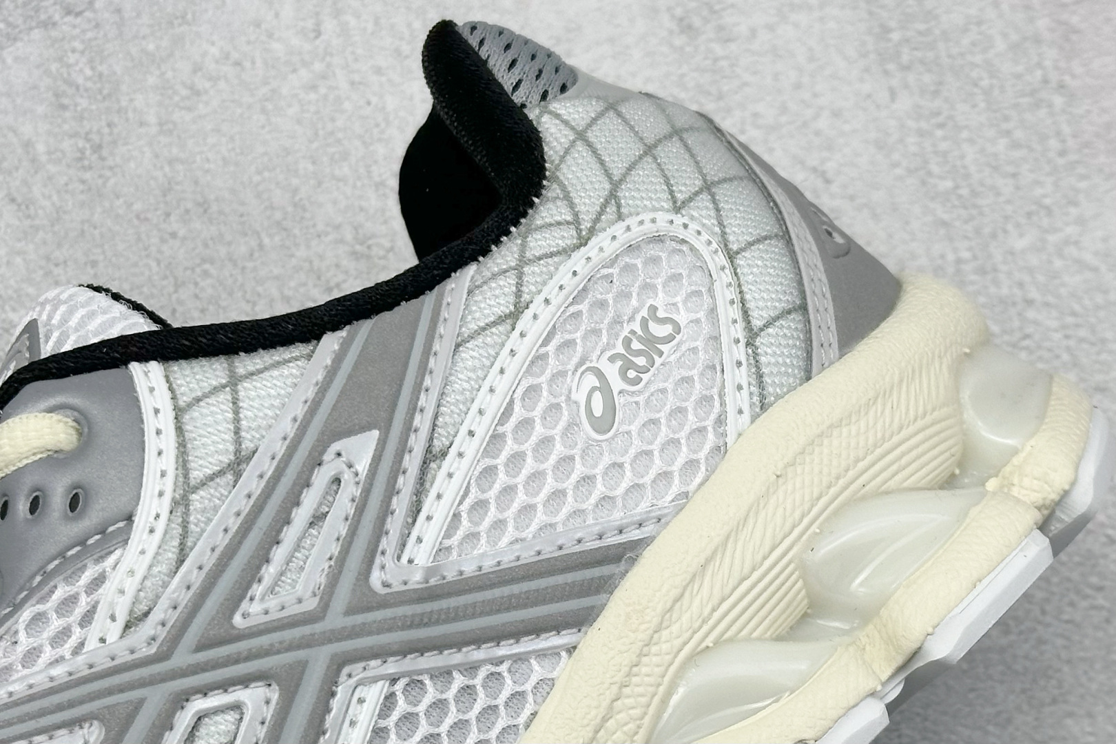  
Asics Gel-Nimbus 10.1 亚瑟士复古透气休闲鞋缓震男子耐磨跑步鞋
#鞋面采用无缝