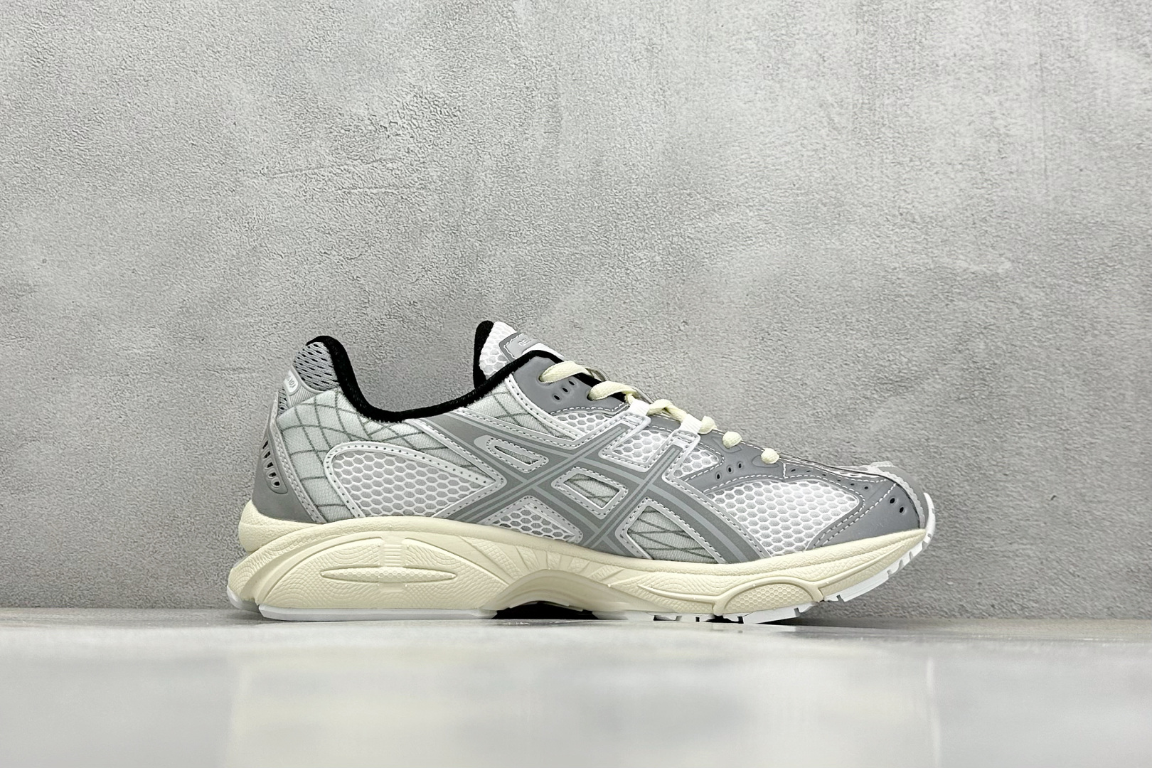  
Asics Gel-Nimbus 10.1 亚瑟士复古透气休闲鞋缓震男子耐磨跑步鞋
#鞋面采用无缝