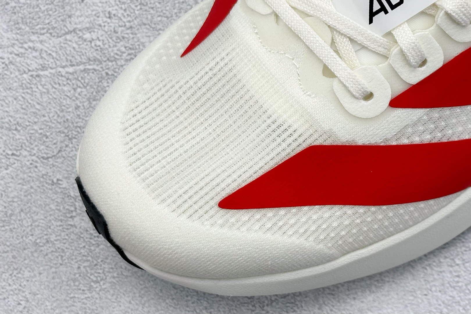 RS版 Adidas Adizero Evo SL
阿迪超轻透气缓震跑鞋
整体外观造型与adiZe