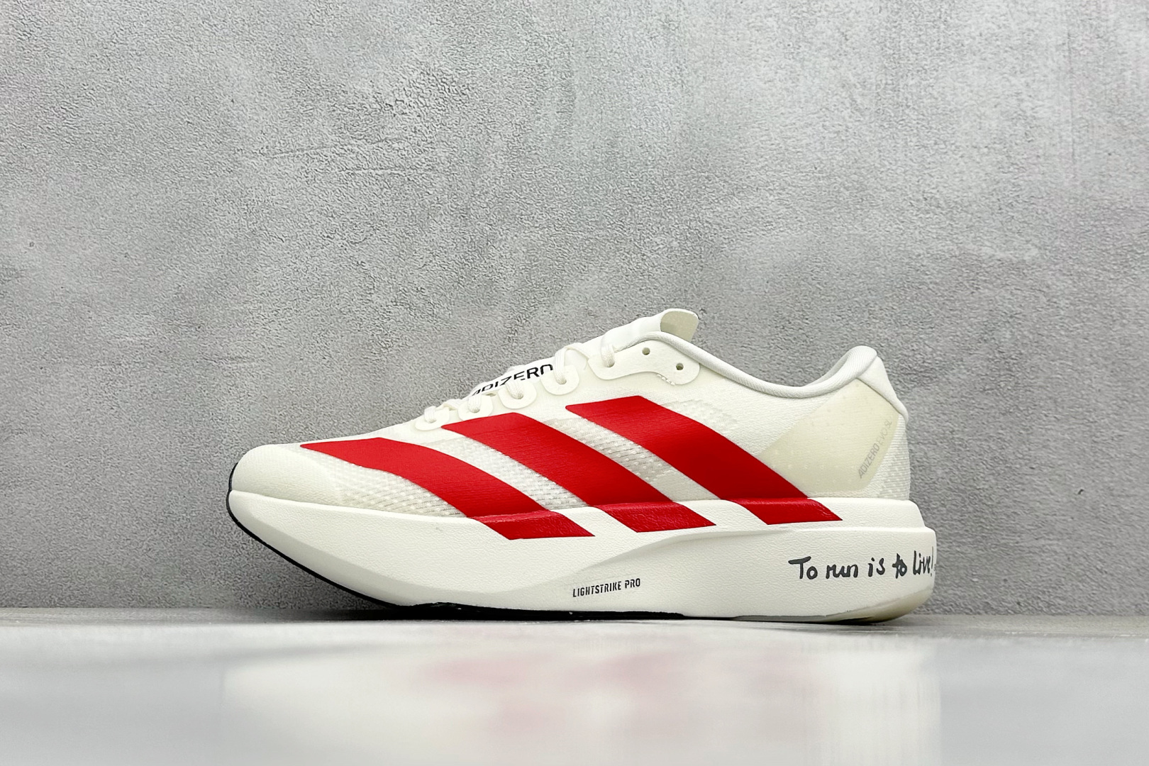 RS版 Adidas Adizero Evo SL
阿迪超轻透气缓震跑鞋
整体外观造型与adiZe