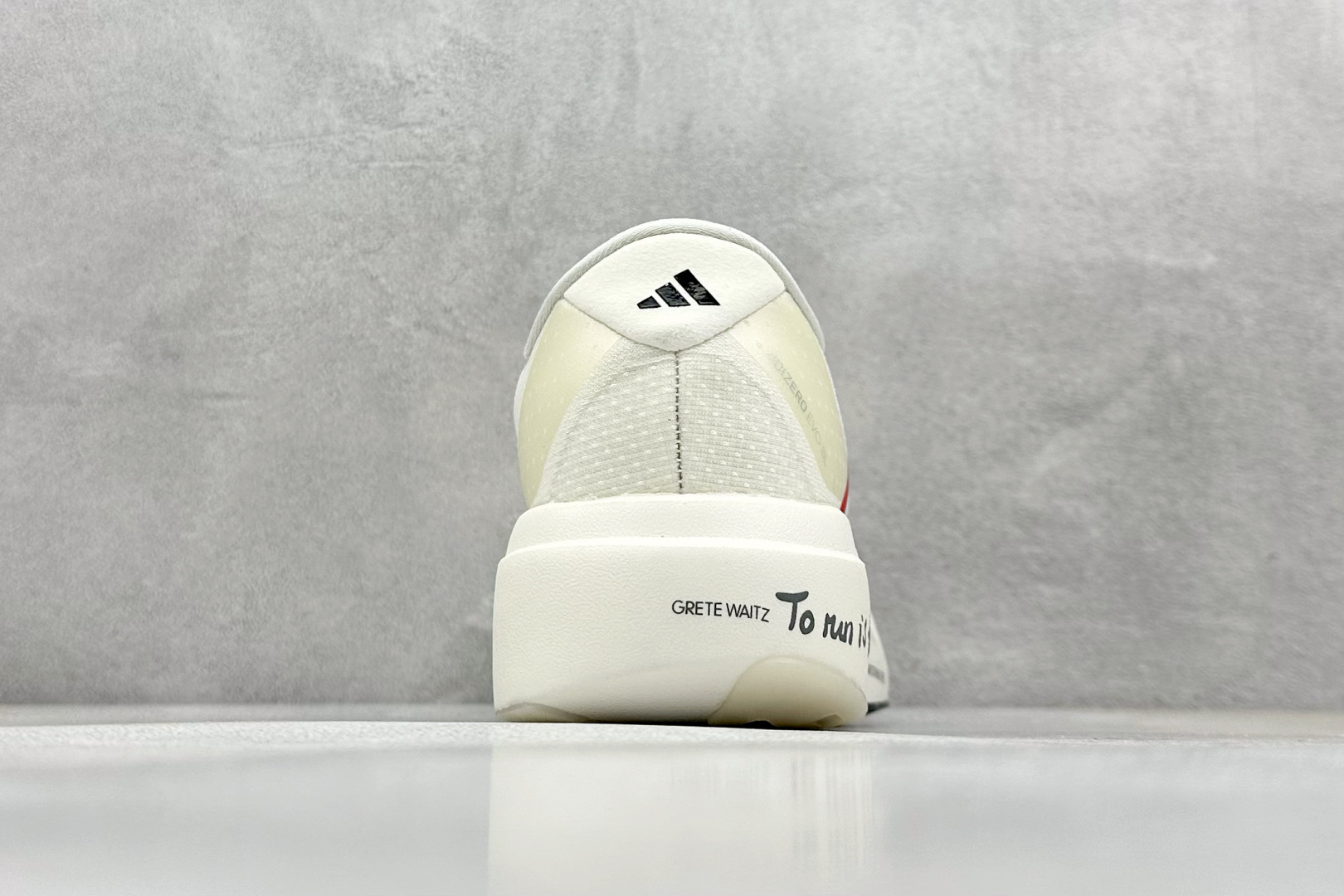 RS版 Adidas Adizero Evo SL
阿迪超轻透气缓震跑鞋
整体外观造型与adiZe