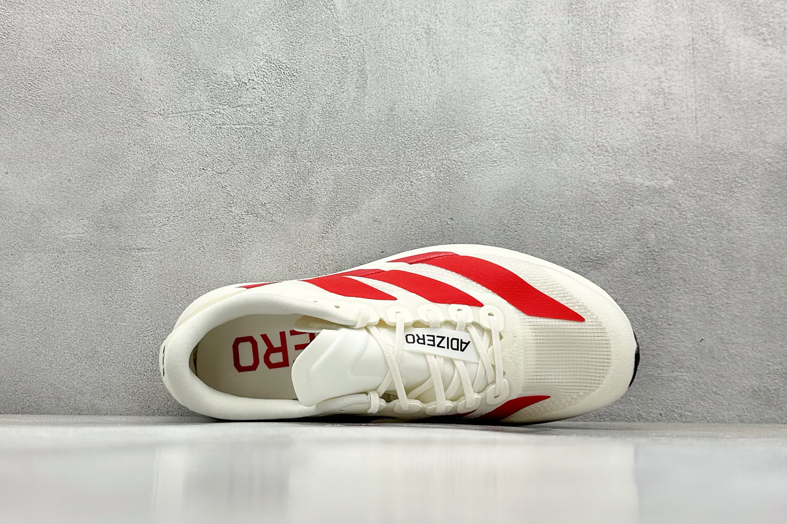 RS版 Adidas Adizero Evo SL
阿迪超轻透气缓震跑鞋
整体外观造型与adiZe