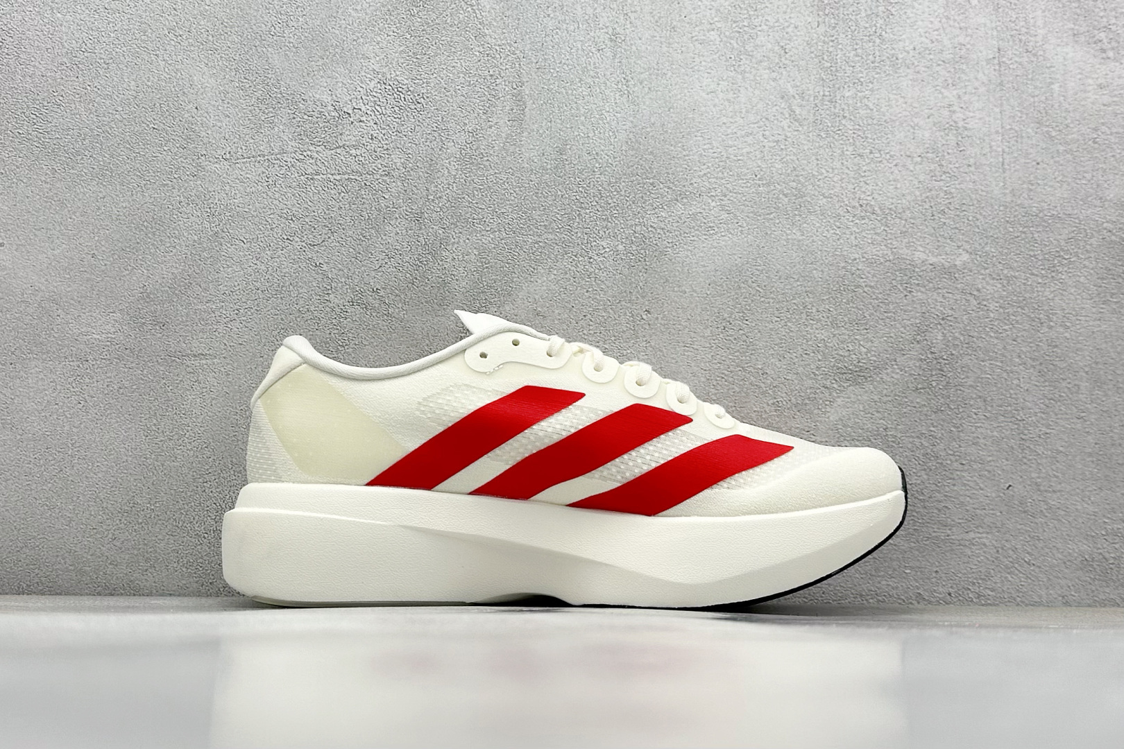 RS版 Adidas Adizero Evo SL
阿迪超轻透气缓震跑鞋
整体外观造型与adiZe