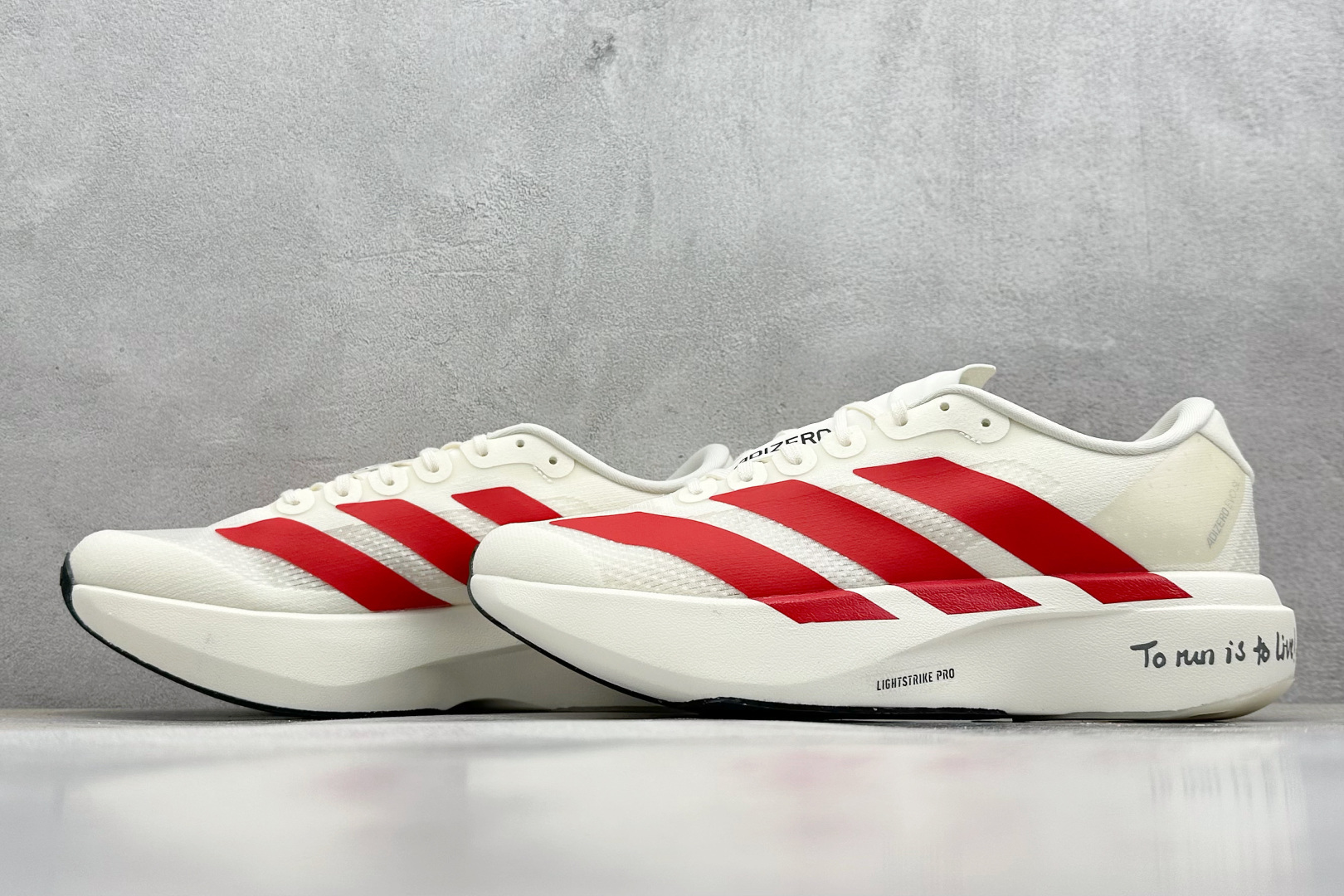 RS版 Adidas Adizero Evo SL
阿迪超轻透气缓震跑鞋
整体外观造型与adiZe