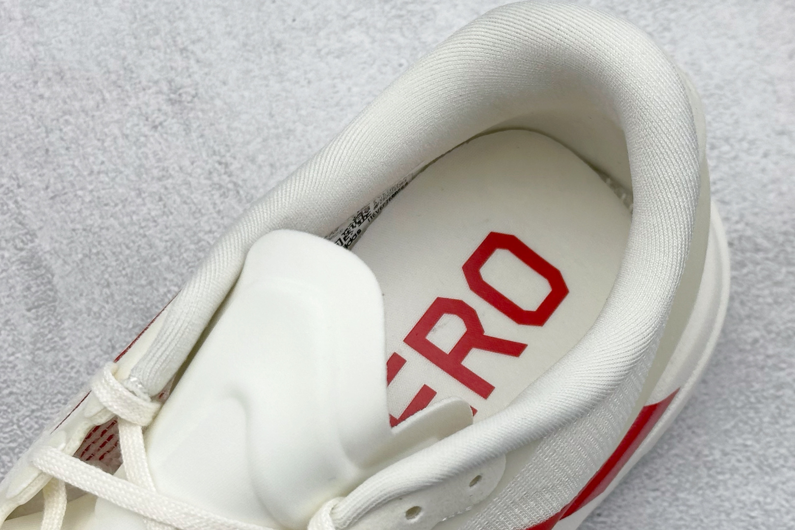 RS版 Adidas Adizero Evo SL
阿迪超轻透气缓震跑鞋
整体外观造型与adiZe