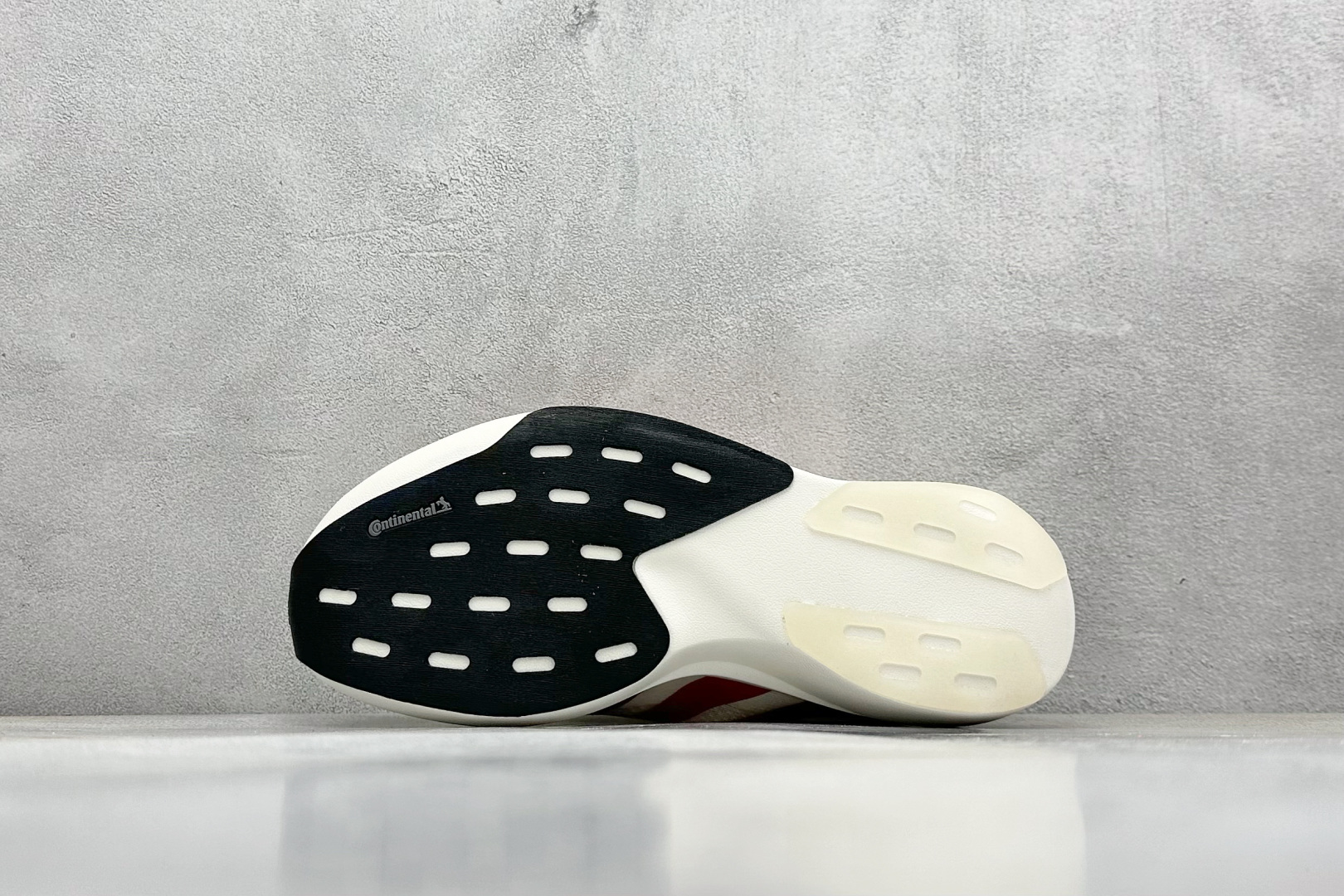 RS版 Adidas Adizero Evo SL
阿迪超轻透气缓震跑鞋
整体外观造型与adiZe