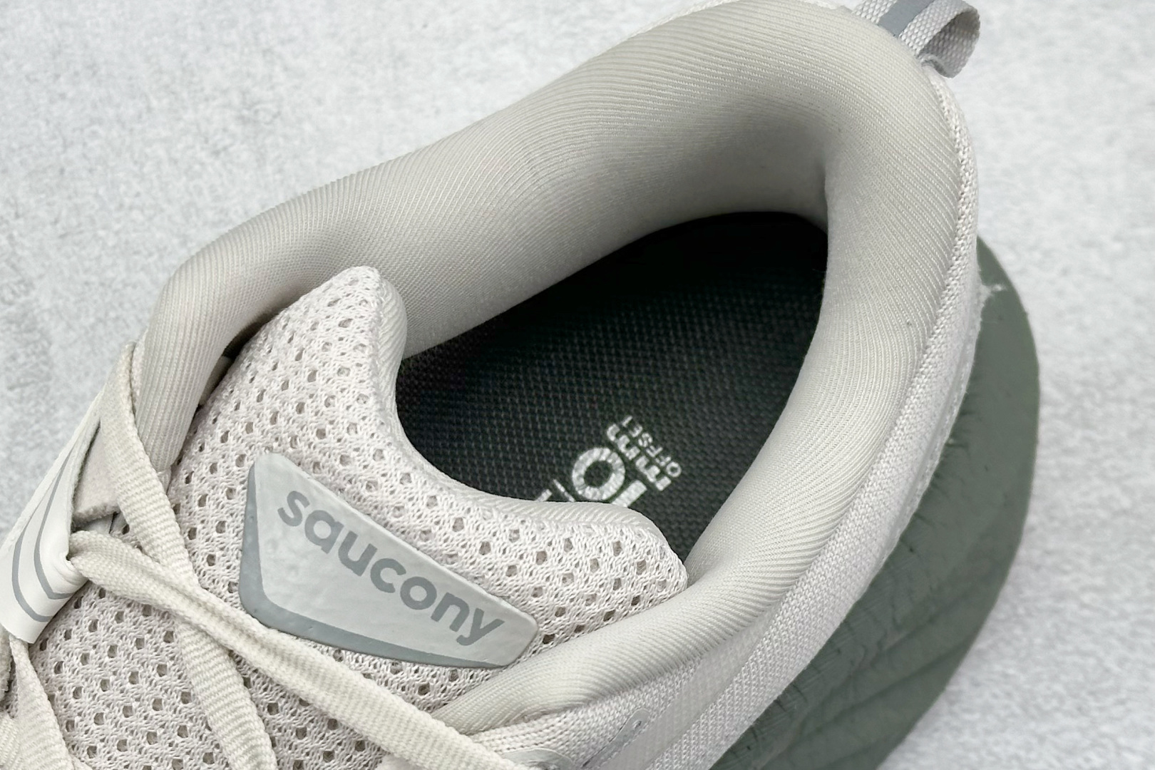 XL版 Saucony Triumph 索康尼胜利22代旗舰级缓震型跑鞋
性能相比前几代再升级:鞋