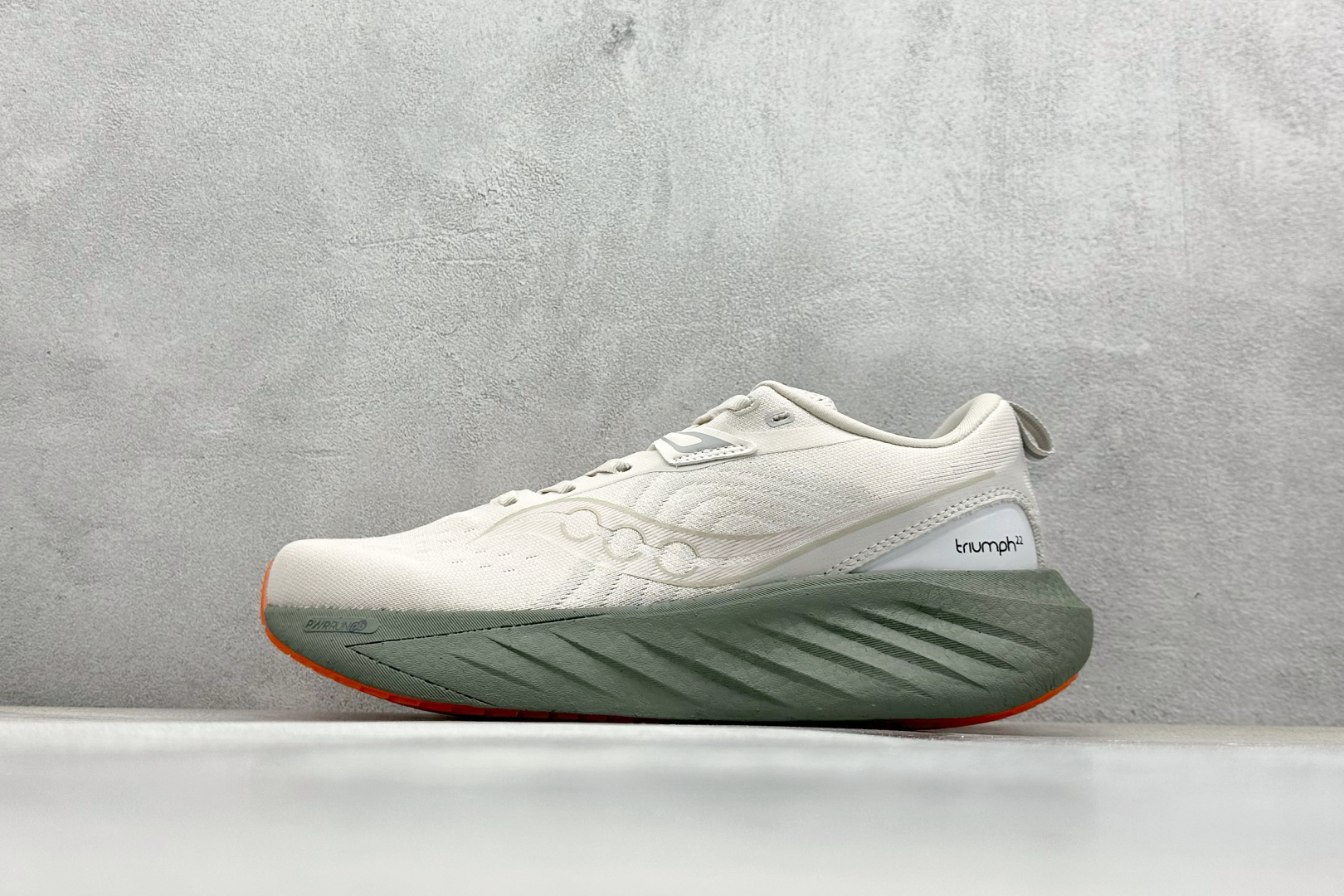 XL版 Saucony Triumph 索康尼胜利22代旗舰级缓震型跑鞋
性能相比前几代再升级:鞋