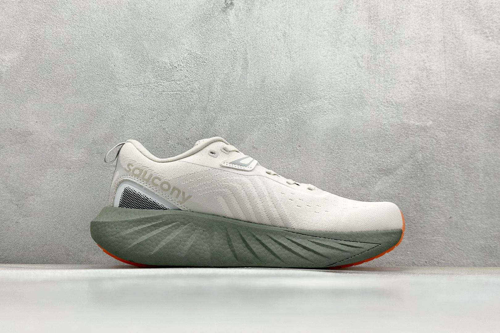 XL版 Saucony Triumph 索康尼胜利22代旗舰级缓震型跑鞋
性能相比前几代再升级:鞋