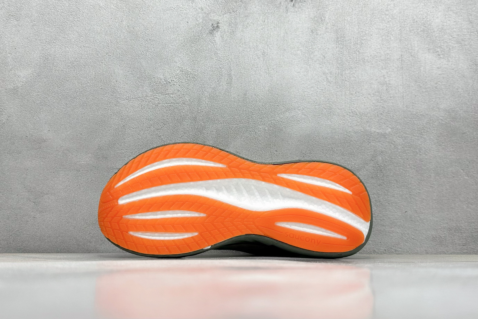 XL版 Saucony Triumph 索康尼胜利22代旗舰级缓震型跑鞋
性能相比前几代再升级:鞋
