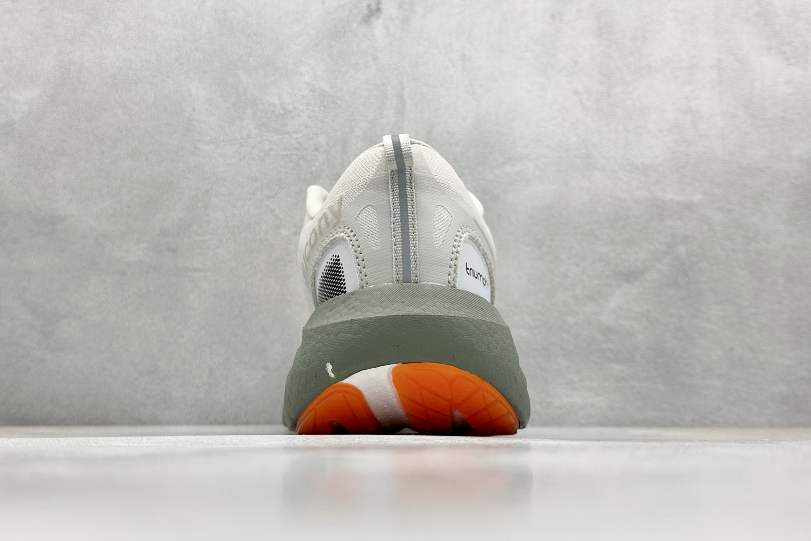 XL版 Saucony Triumph 索康尼胜利22代旗舰级缓震型跑鞋
性能相比前几代再升级:鞋