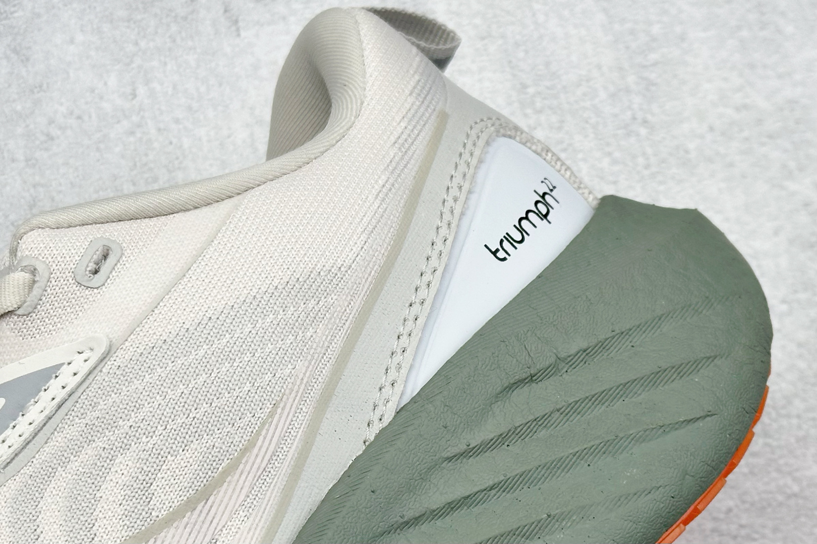 XL版 Saucony Triumph 索康尼胜利22代旗舰级缓震型跑鞋
性能相比前几代再升级:鞋