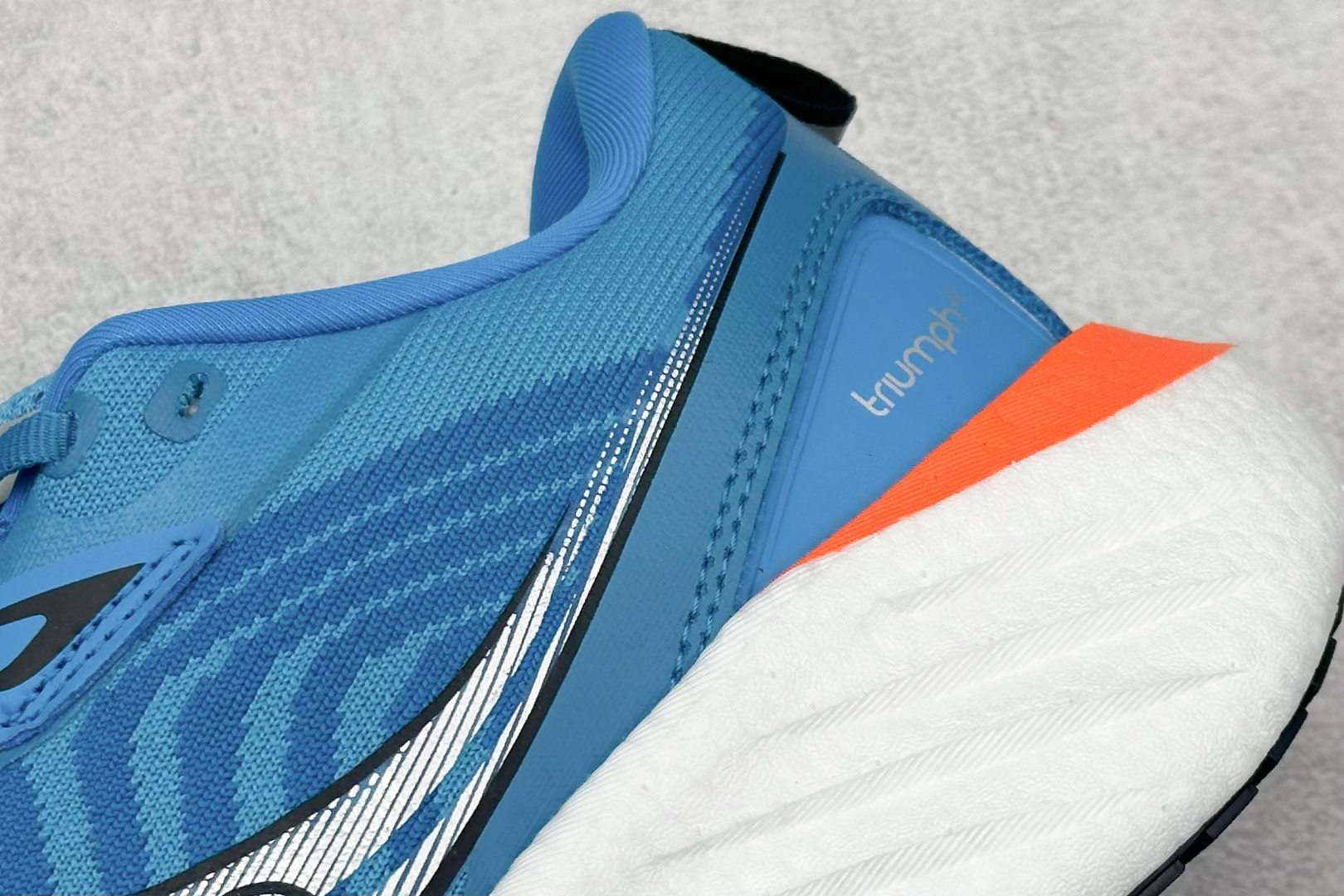 XL版 Saucony Triumph 索康尼胜利22代旗舰级缓震型跑鞋
性能相比前几代再升级:鞋