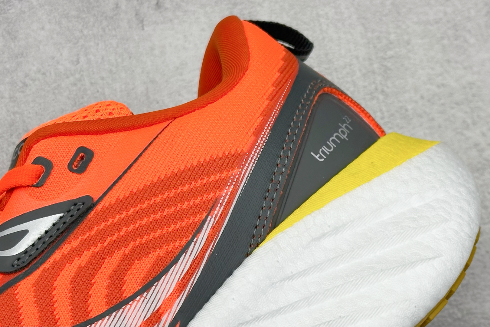 XL版 Saucony Triumph 索康尼胜利22代旗舰级缓震型跑鞋
性能相比前几代再升级:鞋