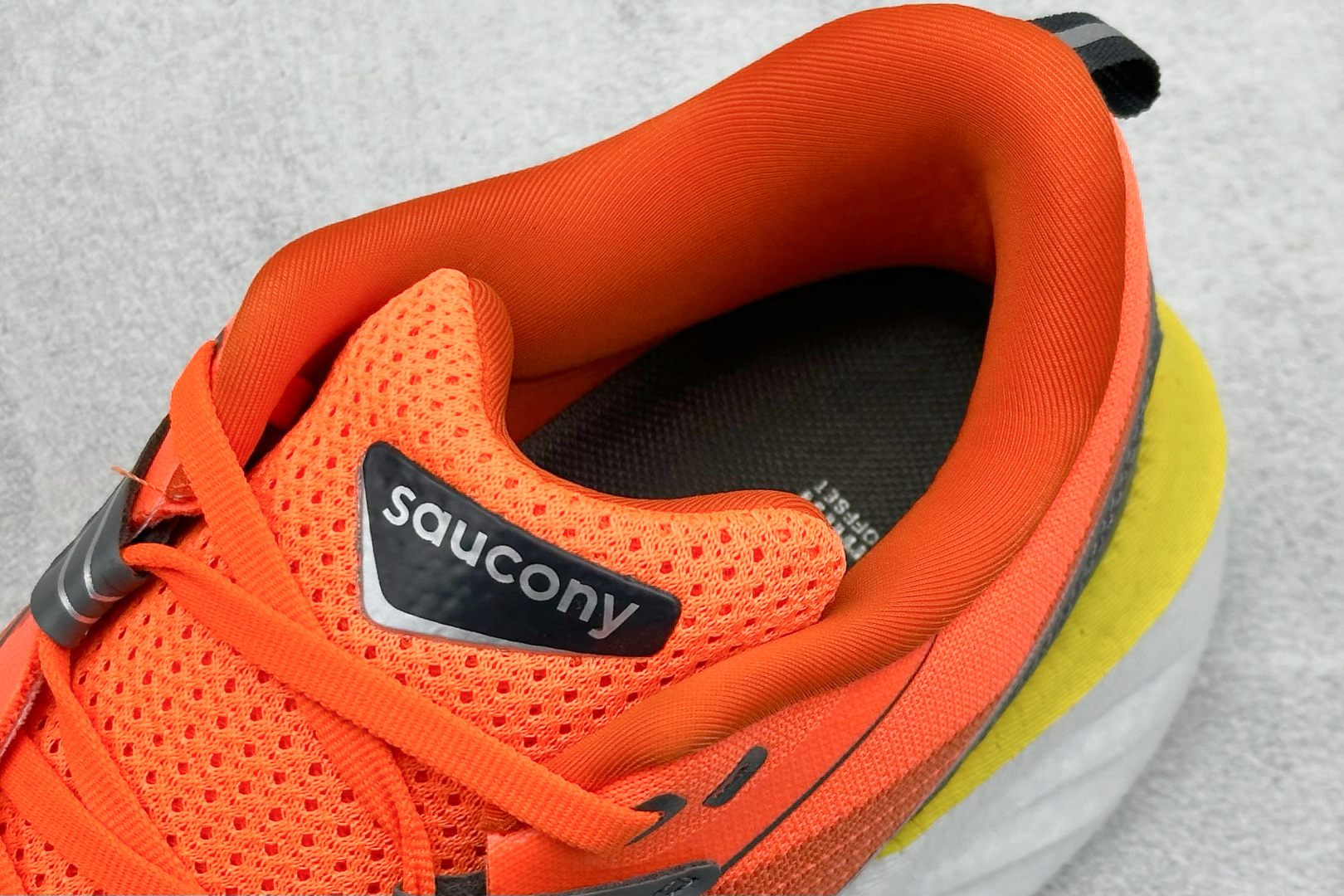XL版 Saucony Triumph 索康尼胜利22代旗舰级缓震型跑鞋
性能相比前几代再升级:鞋