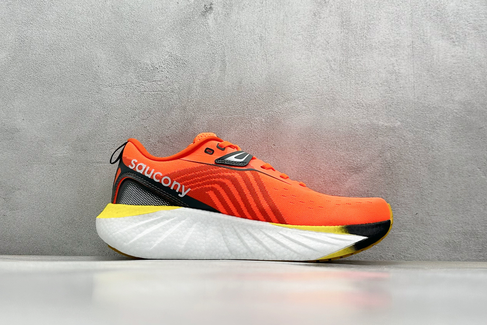 XL版 Saucony Triumph 索康尼胜利22代旗舰级缓震型跑鞋
性能相比前几代再升级:鞋