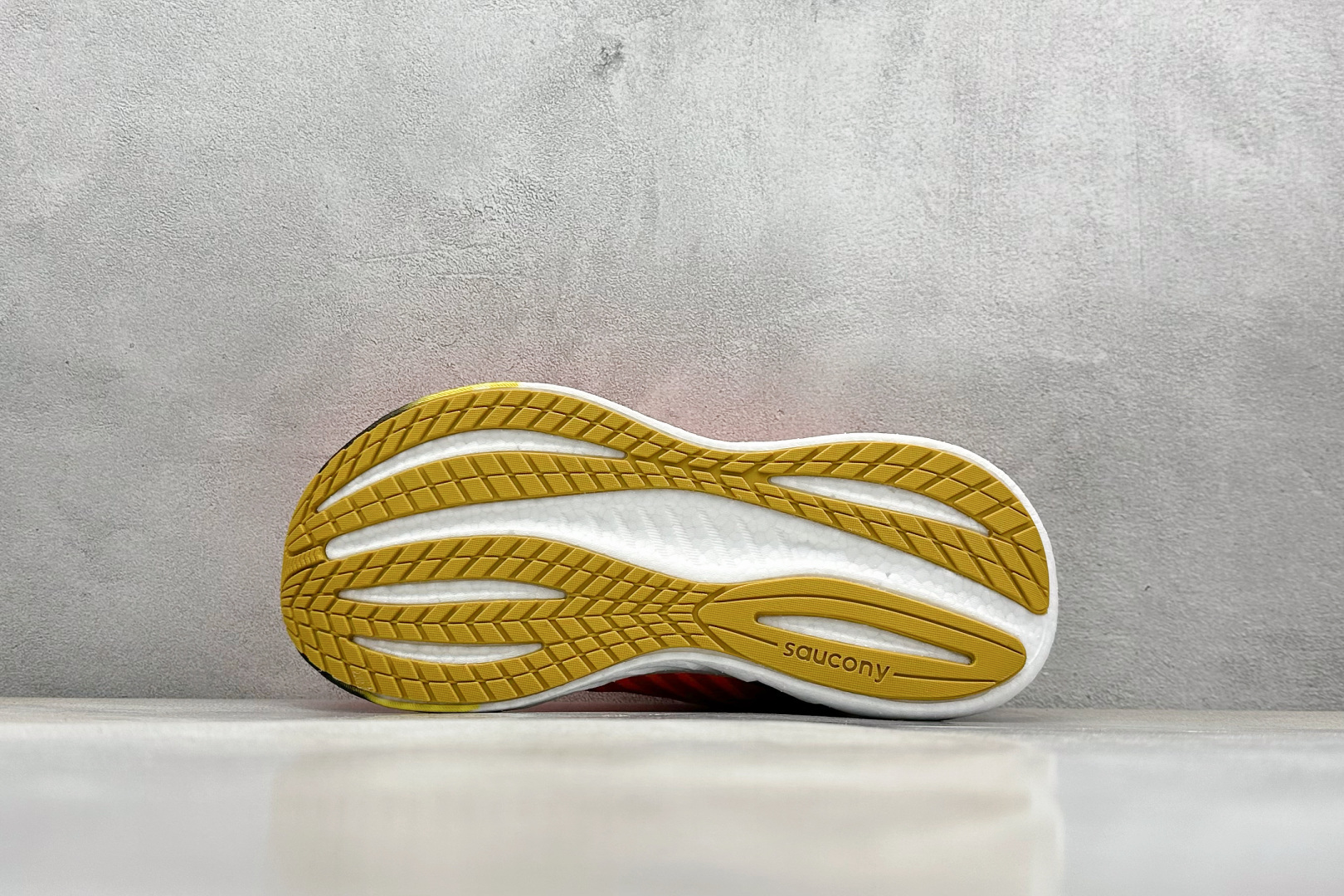 XL版 Saucony Triumph 索康尼胜利22代旗舰级缓震型跑鞋
性能相比前几代再升级:鞋