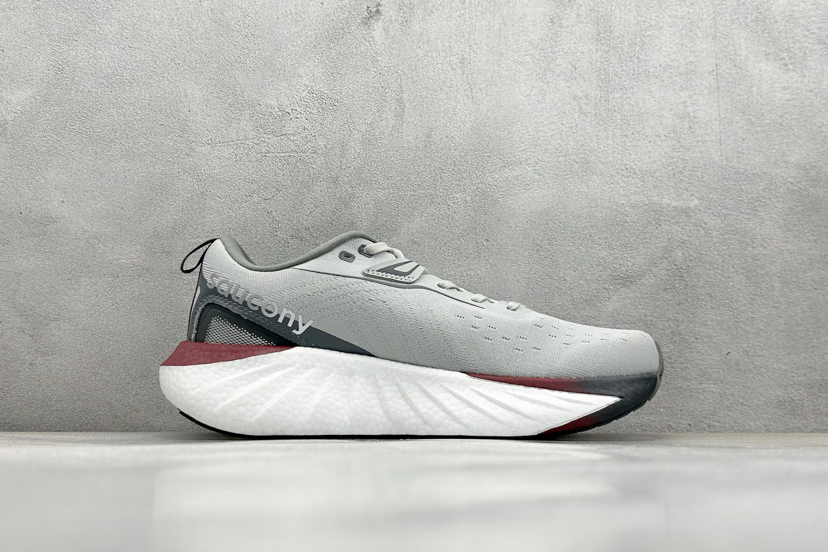 XL版 Saucony Triumph 索康尼胜利22代旗舰级缓震型跑鞋
性能相比前几代再升级:鞋
