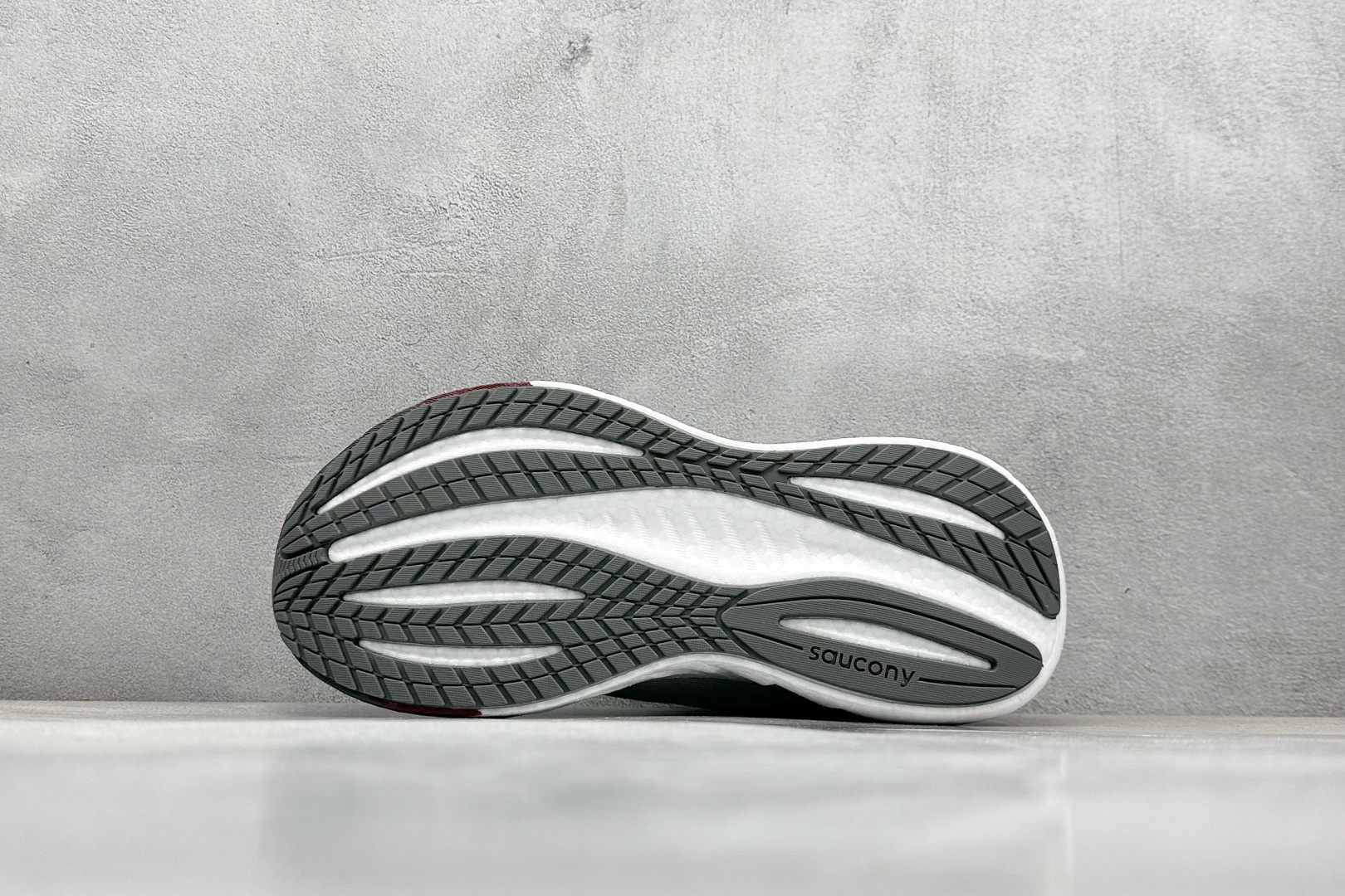 XL版 Saucony Triumph 索康尼胜利22代旗舰级缓震型跑鞋
性能相比前几代再升级:鞋
