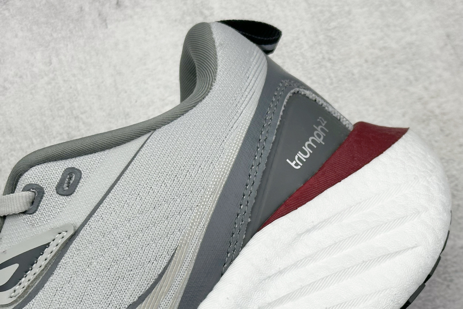 XL版 Saucony Triumph 索康尼胜利22代旗舰级缓震型跑鞋
性能相比前几代再升级:鞋
