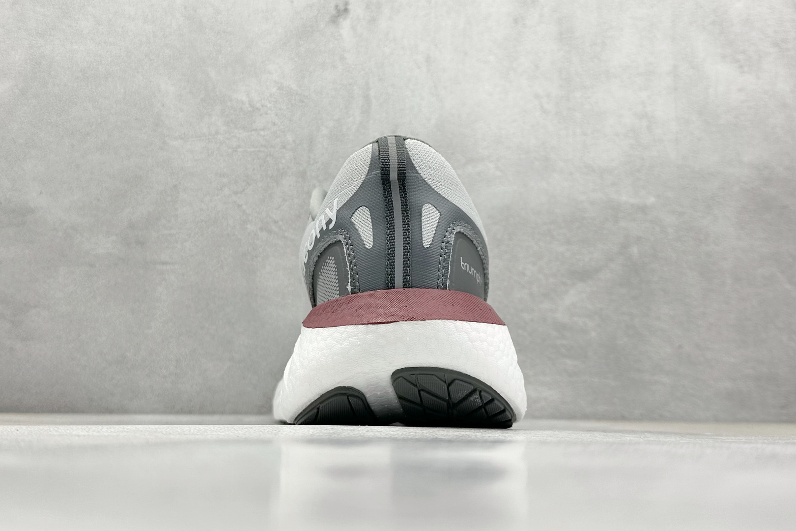 XL版 Saucony Triumph 索康尼胜利22代旗舰级缓震型跑鞋
性能相比前几代再升级:鞋