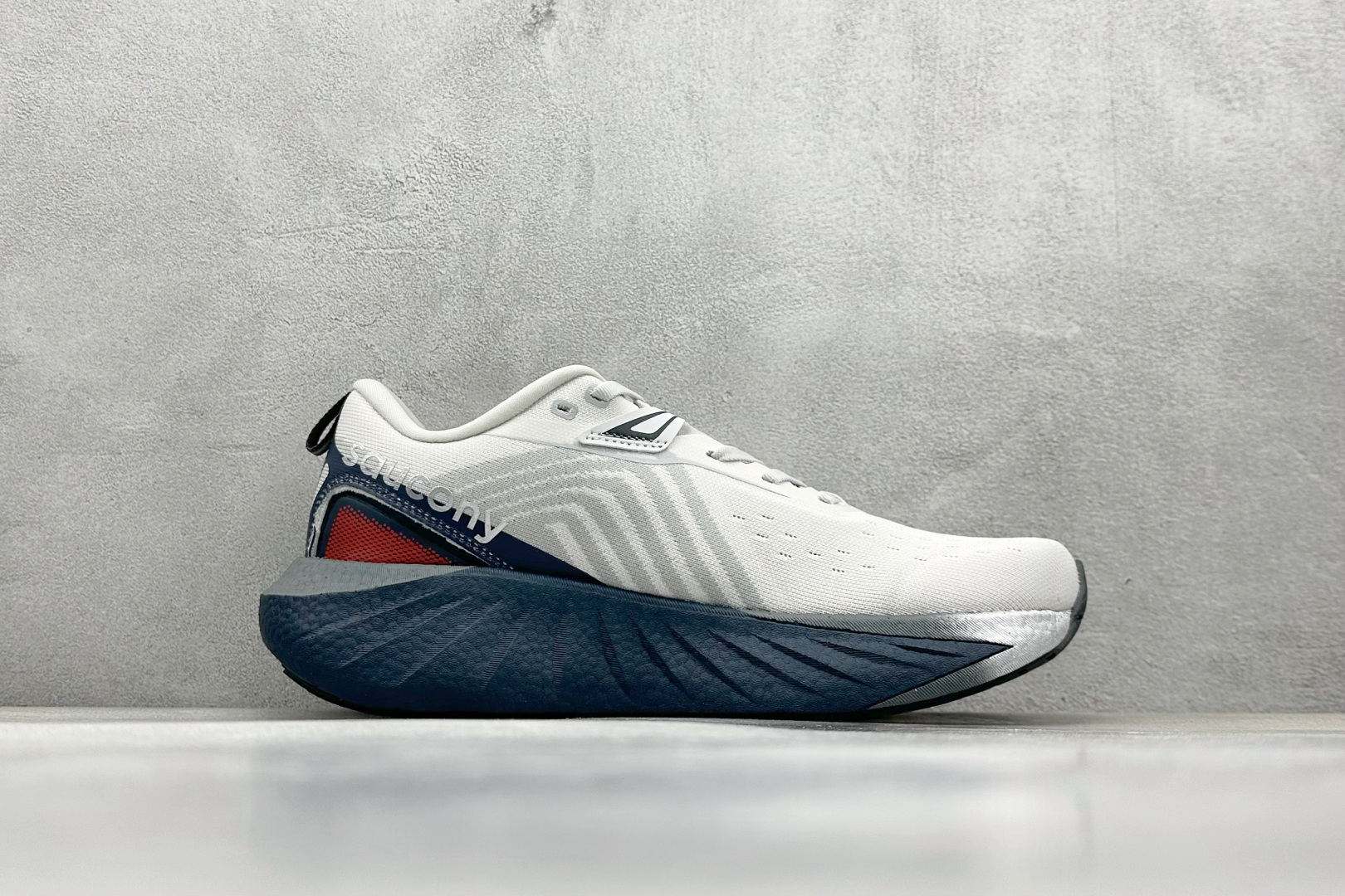 XL版 Saucony Triumph 索康尼胜利22代旗舰级缓震型跑鞋
性能相比前几代再升级:鞋